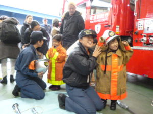 消防服を着ました　大田区田園調布消防署　リトミックサークル　リトミっこ